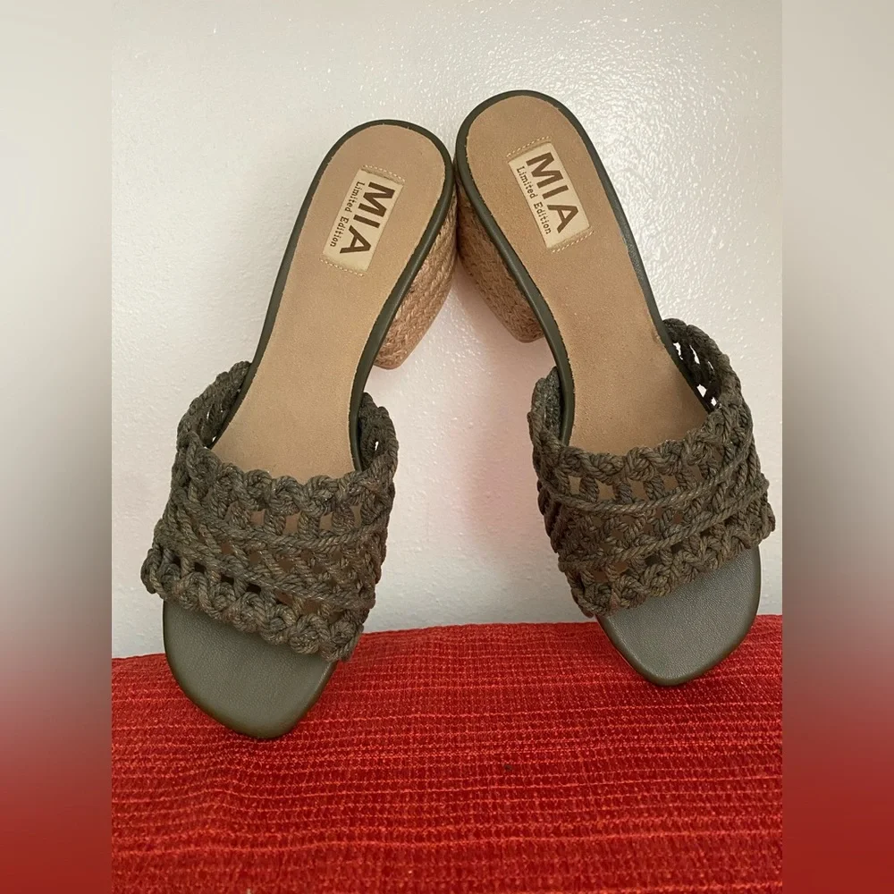NWT....MIA Women's Limited Edition khaki Espadrille Sandals